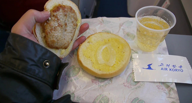 Een hamburger koud geserveerd op een vlucht met Air Koryo